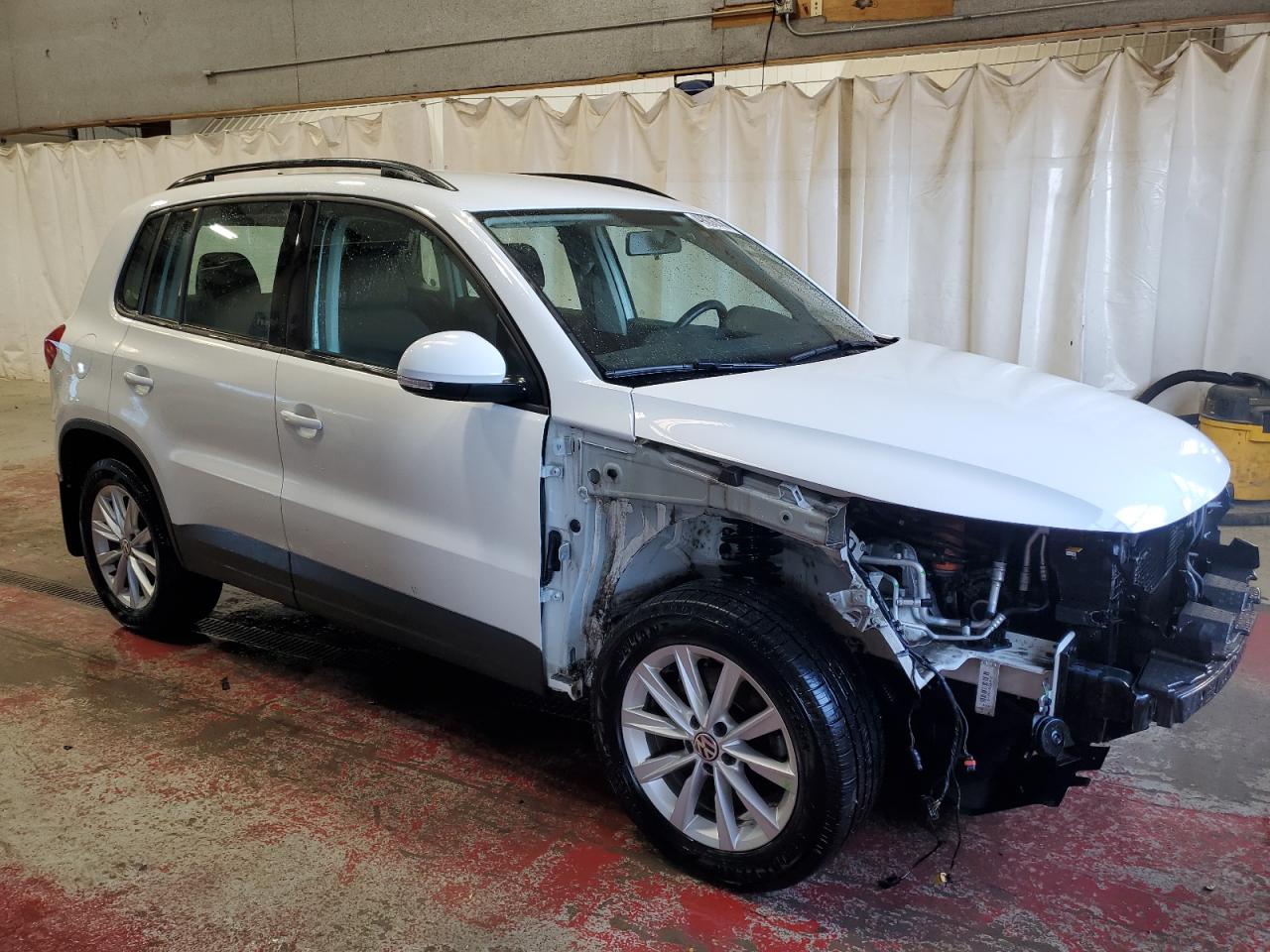 2017 Volkswagen Tiguan - Image 4