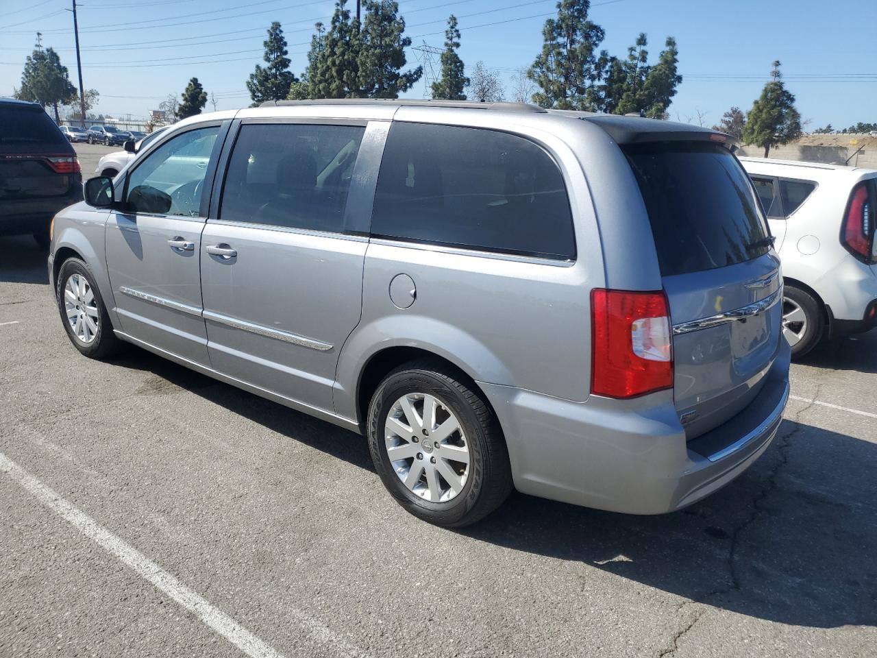 2016 Chrysler Town & Country - Image 2