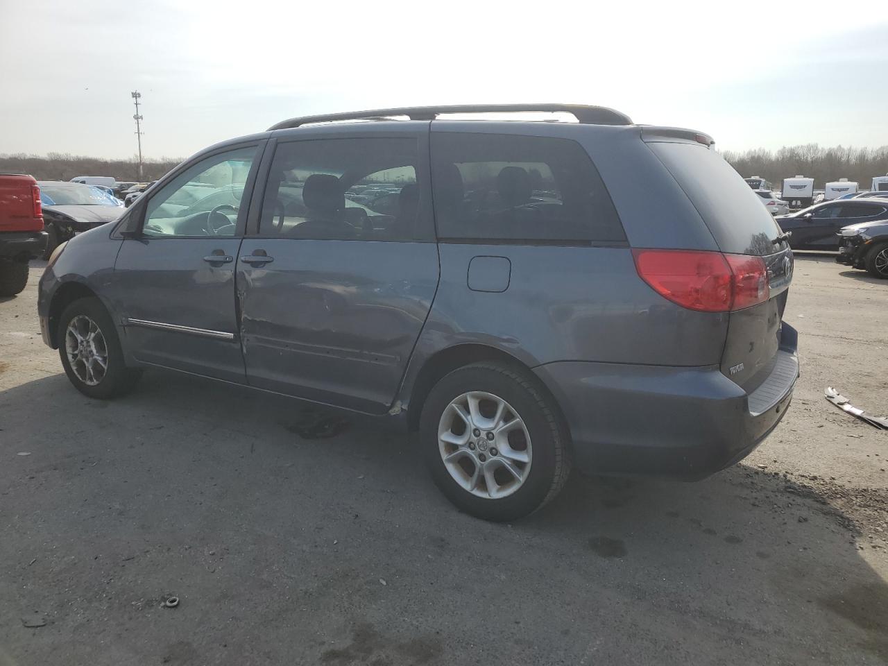 2006 Toyota Sienna - Image 2