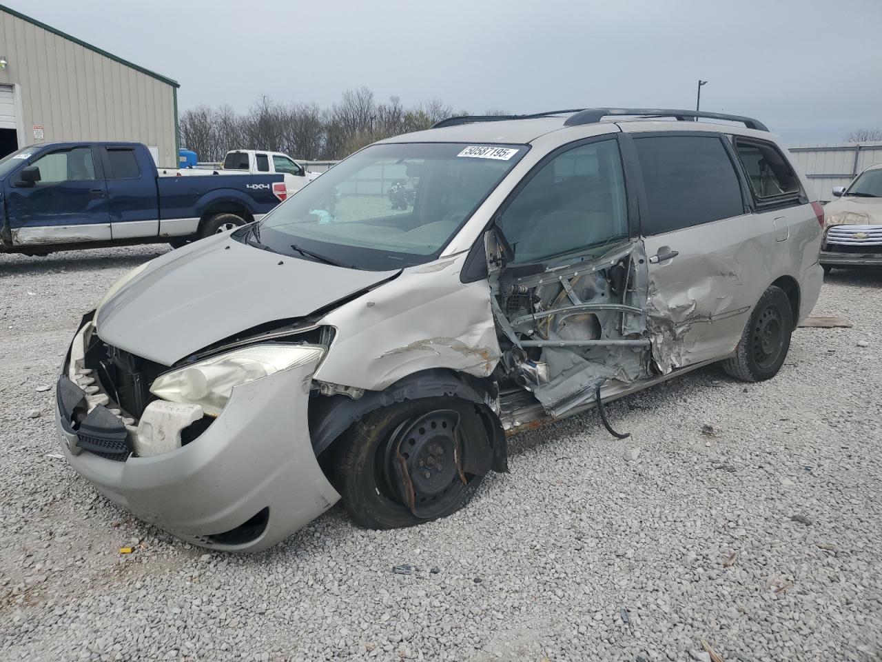 2005 Toyota Sienna Ce for Sale in Lawrenceburg, KY - Front End