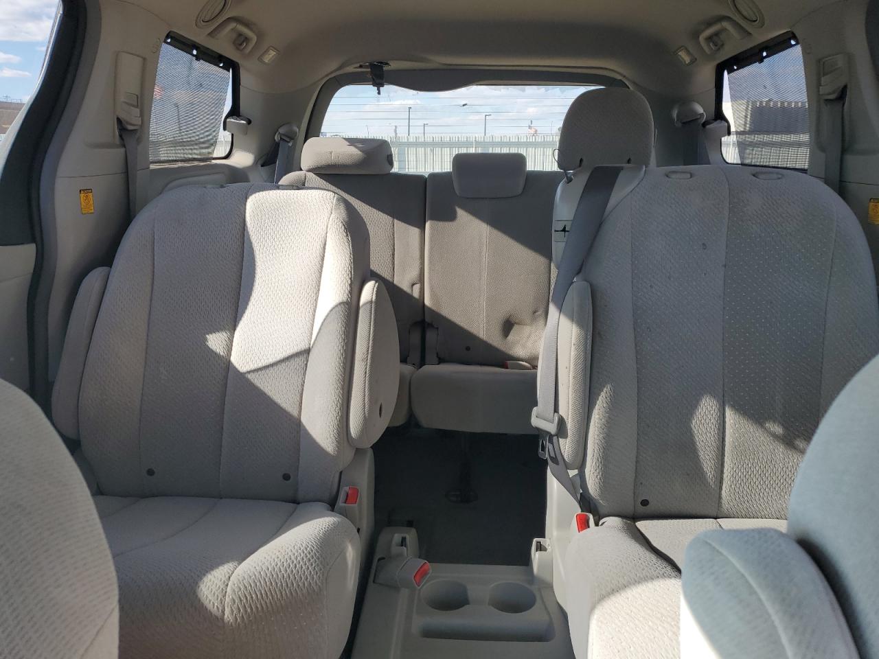 2011 Toyota Sienna - Image 10