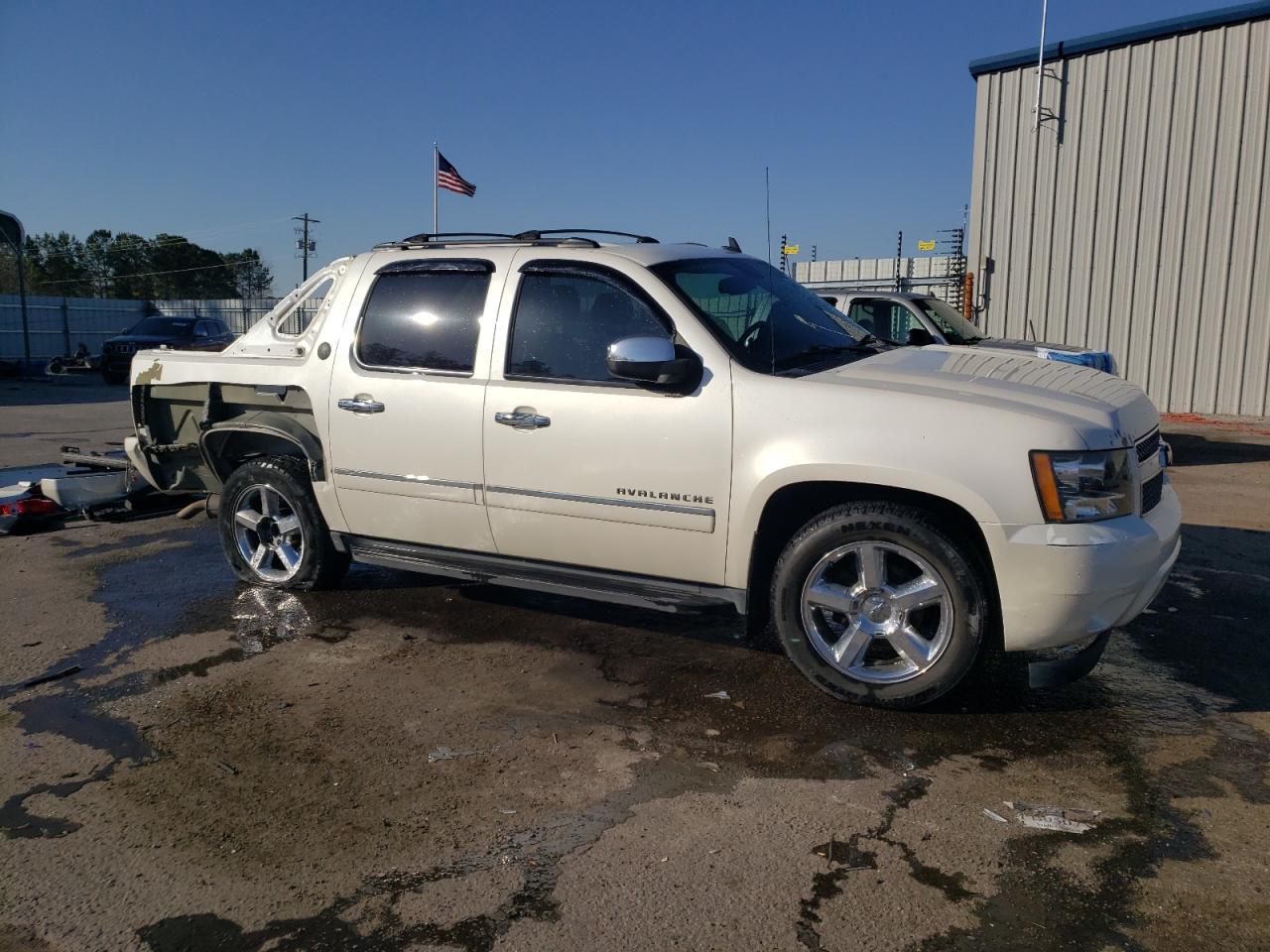 2013 Chevrolet Avalanche - Image 4