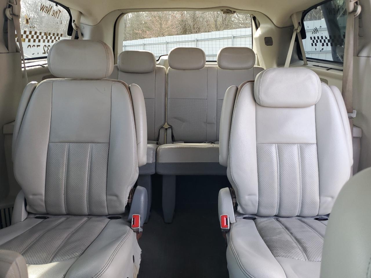 2009 Chrysler Town & Country - Image 10