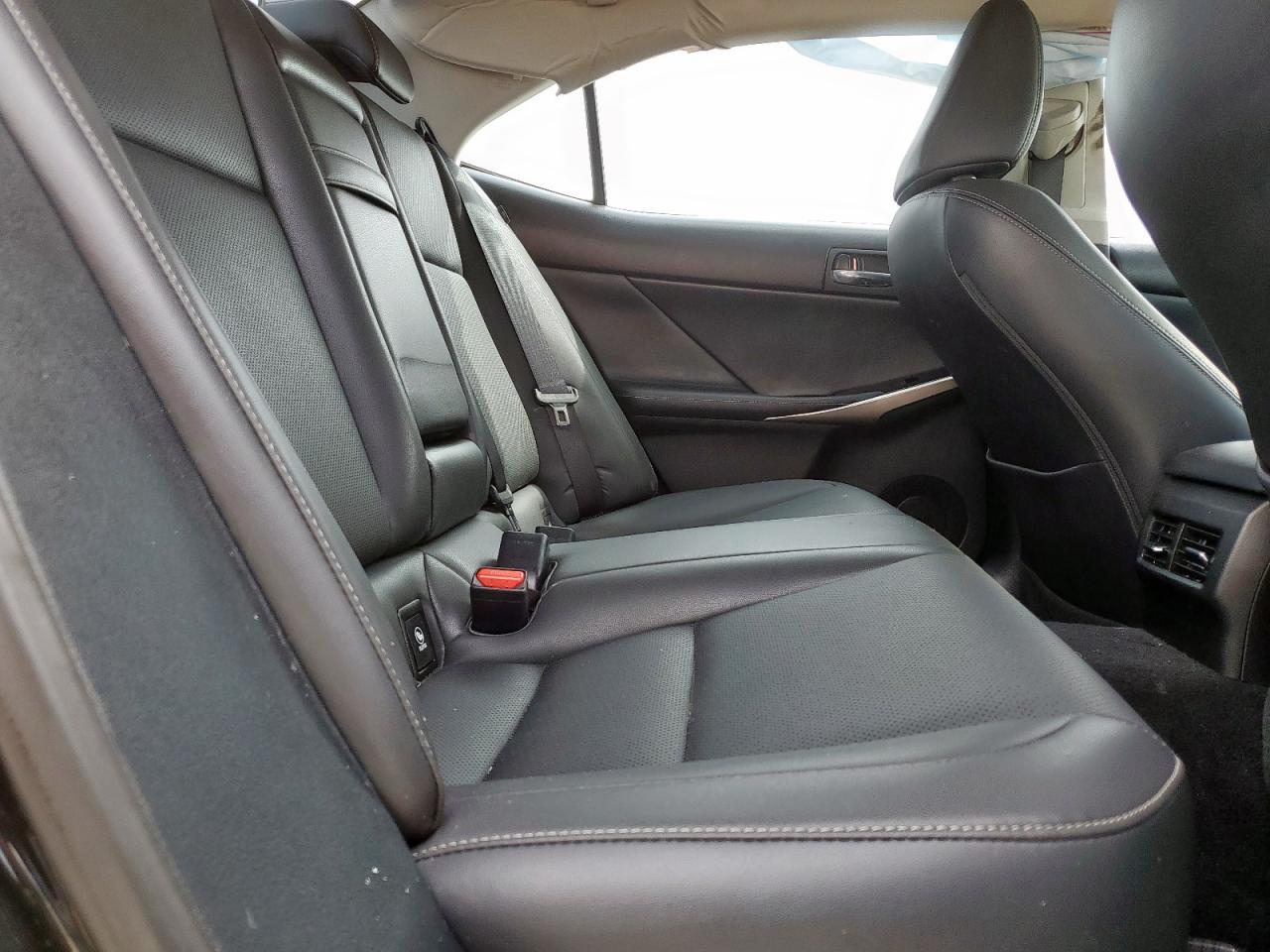 2016 Lexus IS - Image 10
