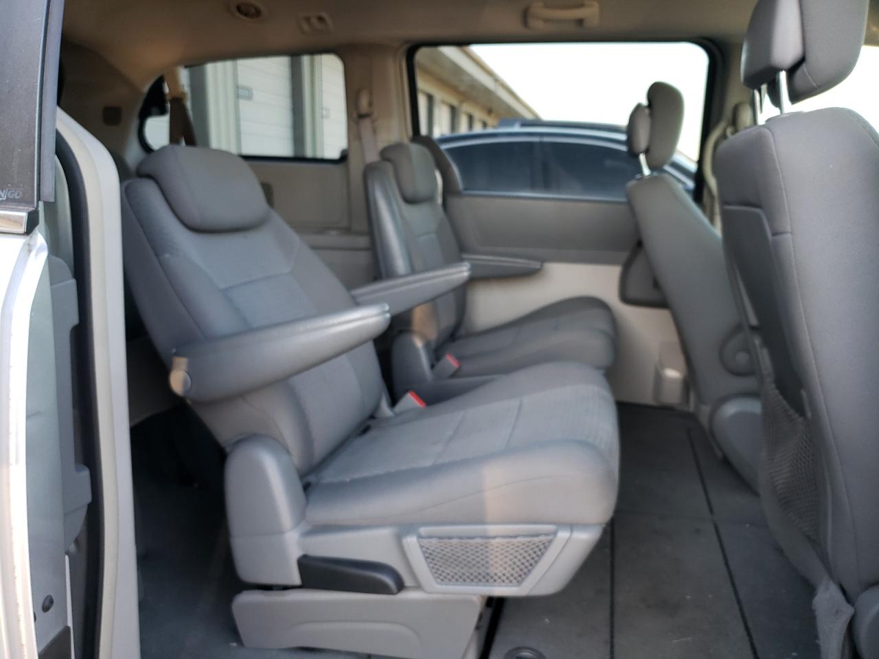 2010 Chrysler Town & Country - Image 11
