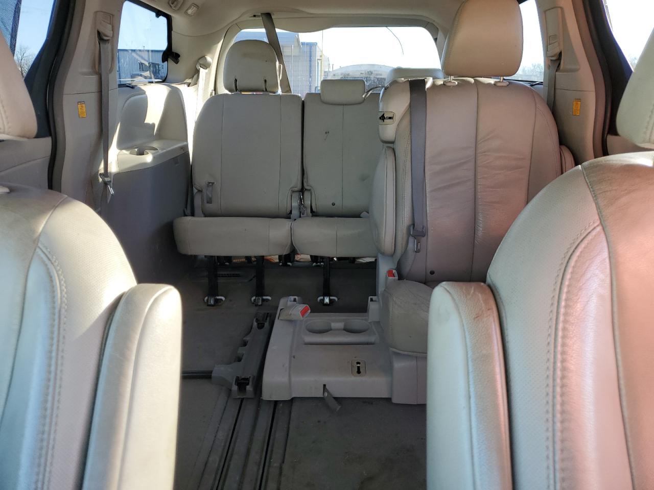 2012 Toyota Sienna - Image 10