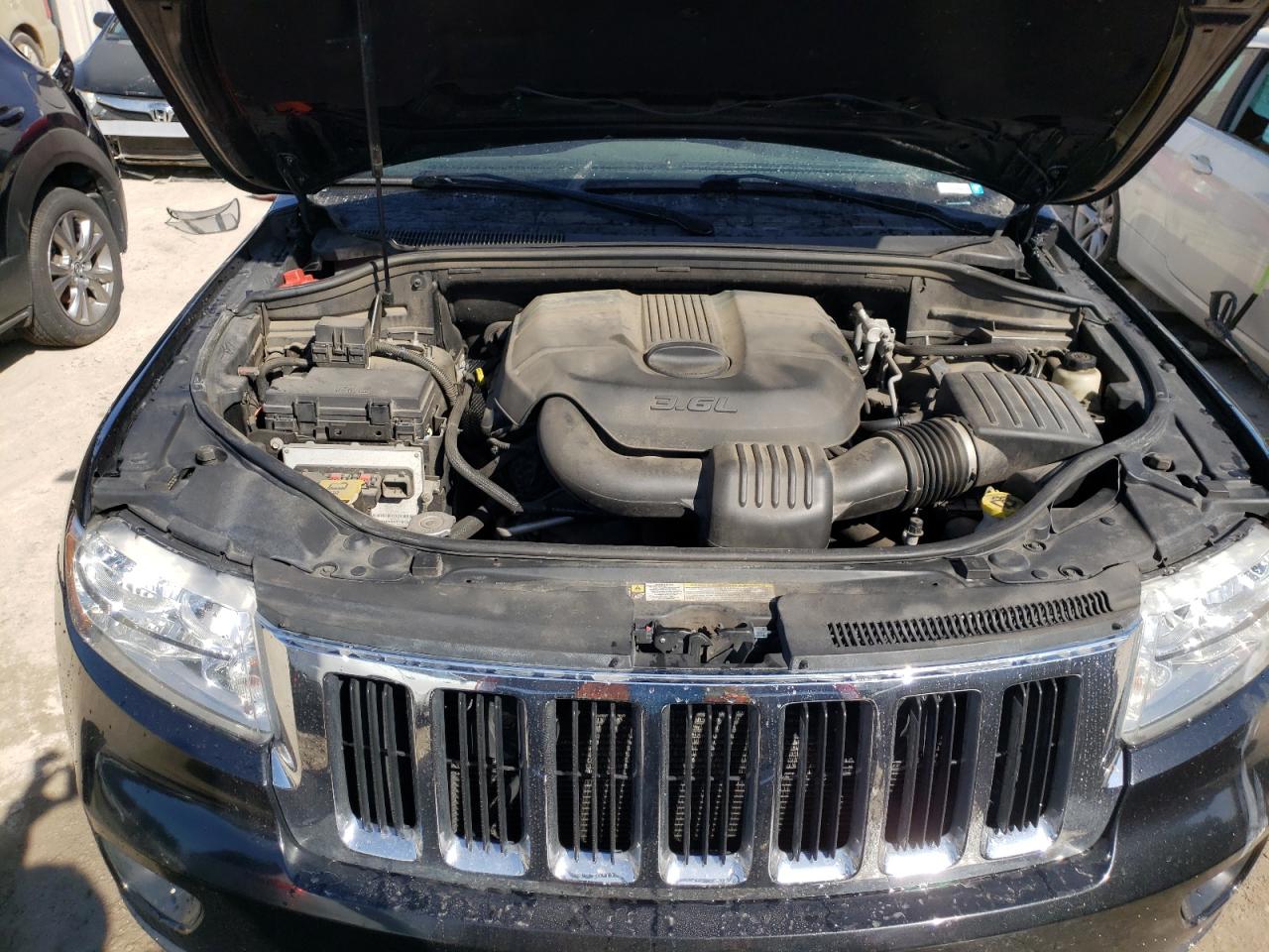 2011 Jeep Grand Cherokee - Image 12