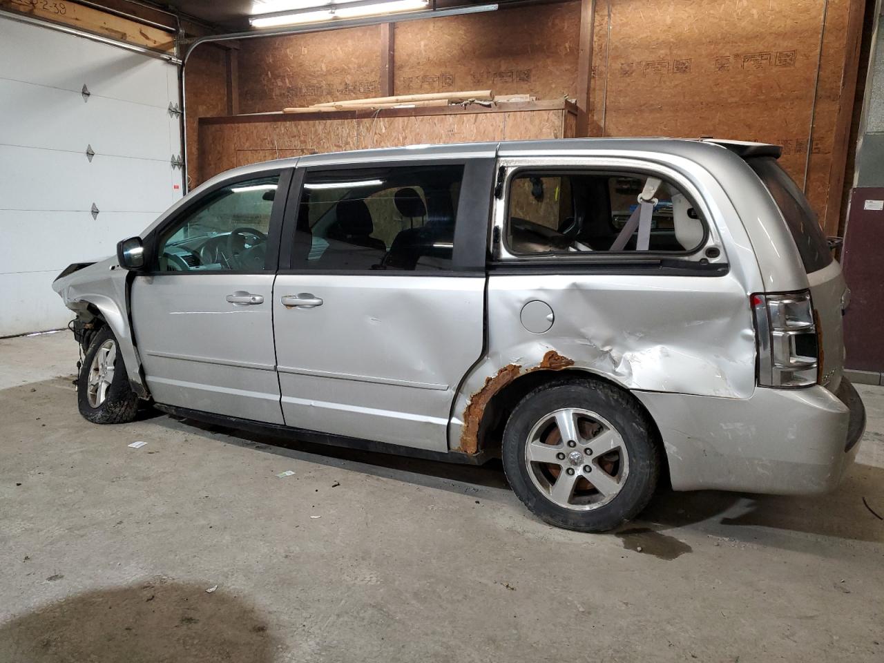 2009 Dodge Caravan - Image 2
