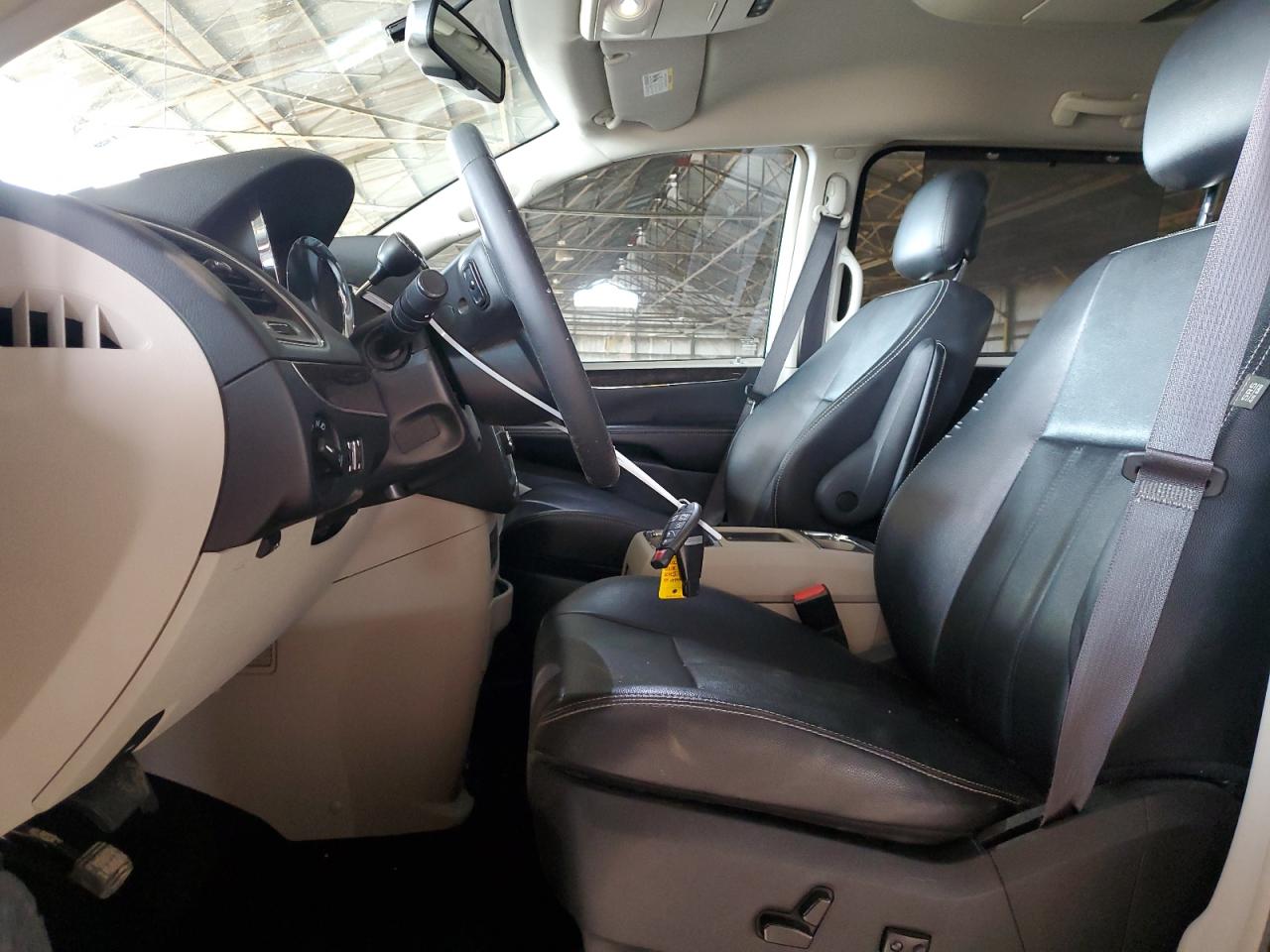 2015 Chrysler Town & Country - Image 7