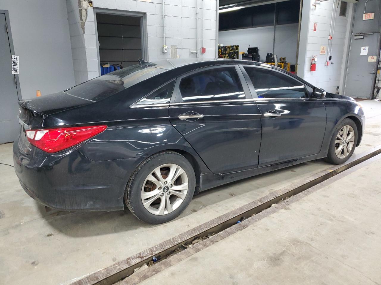 2011 Hyundai Sonata - Image 3