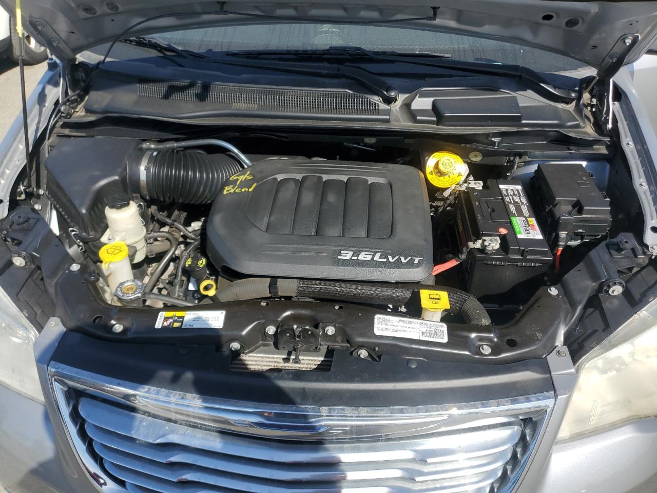2016 Chrysler Town & Country - Image 11