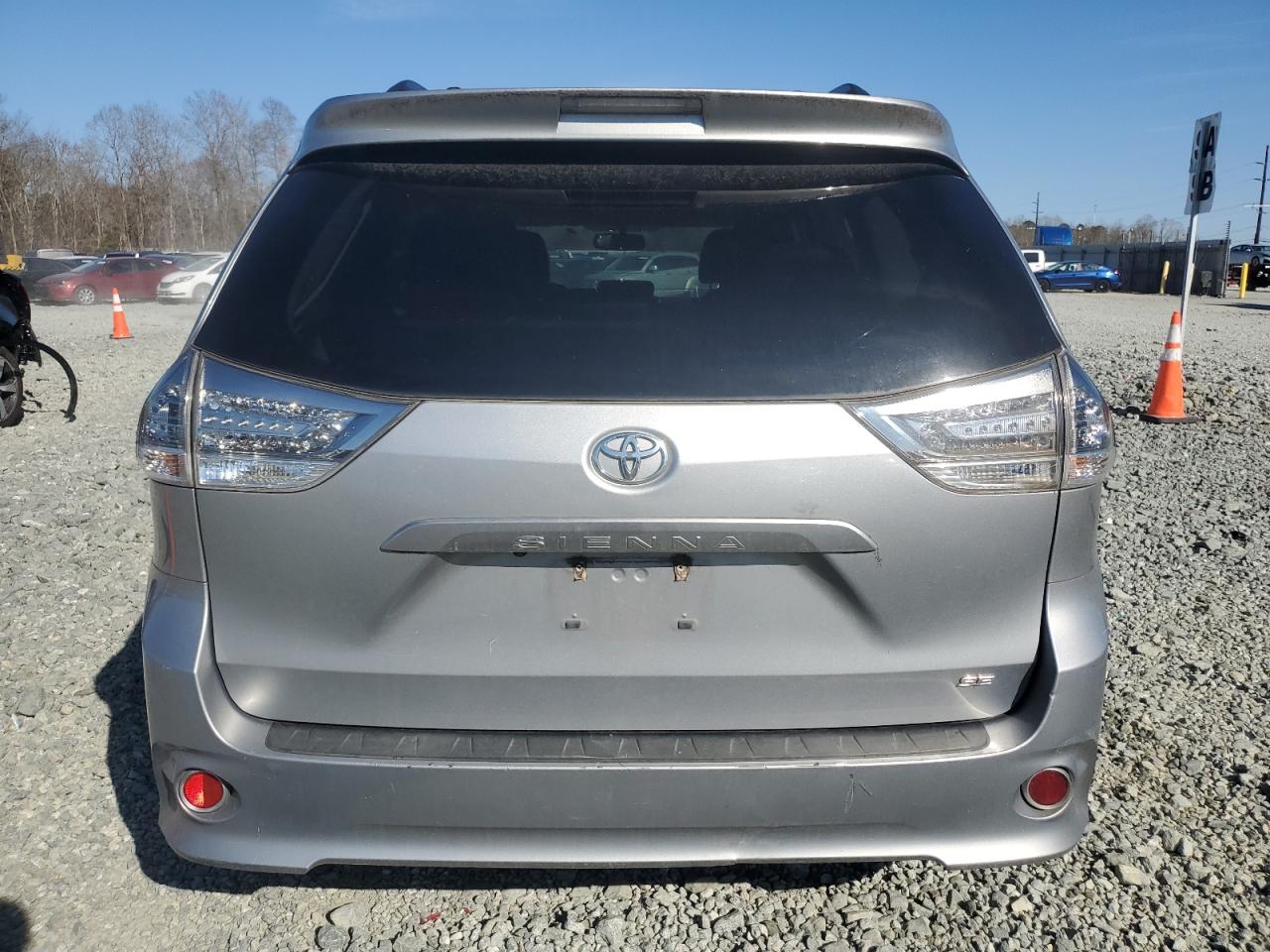 2016 Toyota Sienna - Image 6