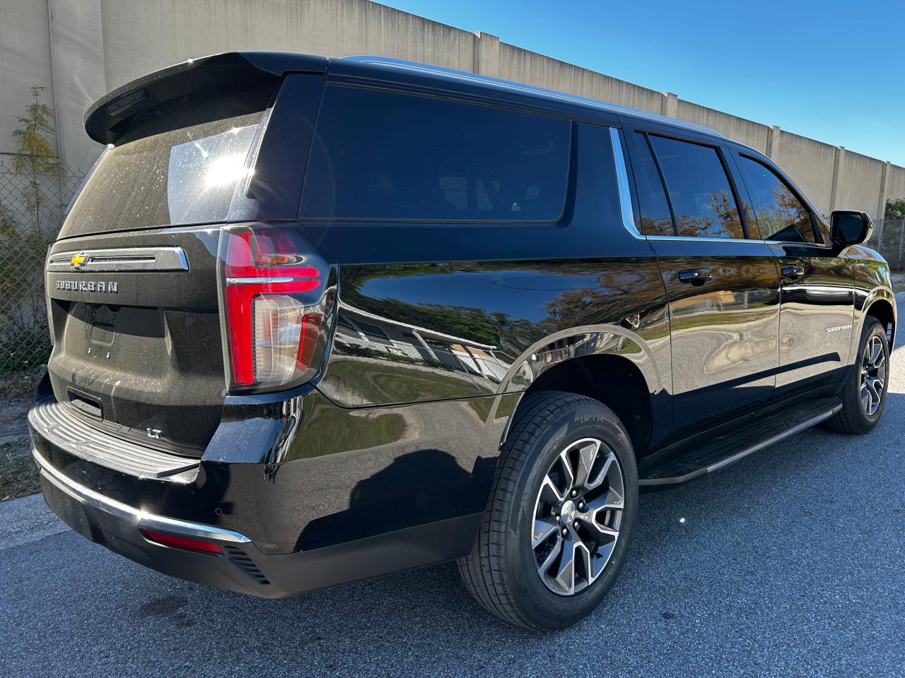 2021 Chevrolet Suburban - Image 4