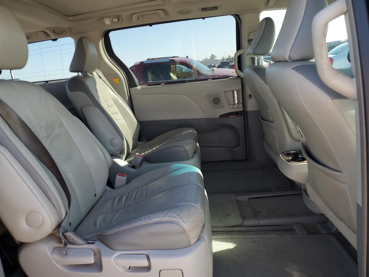2012 Toyota Sienna - Image 11
