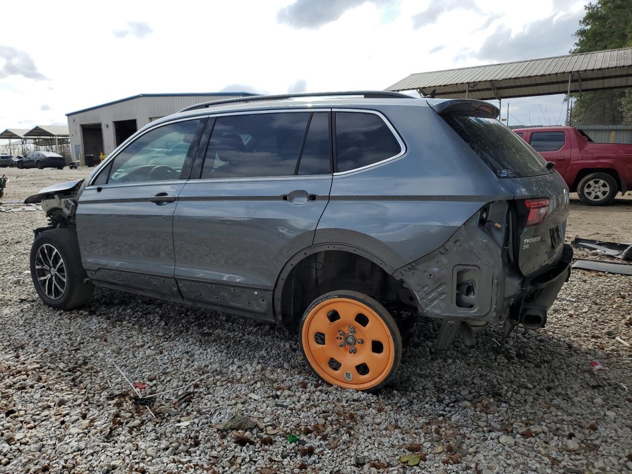 2021 Volkswagen Tiguan - Image 2