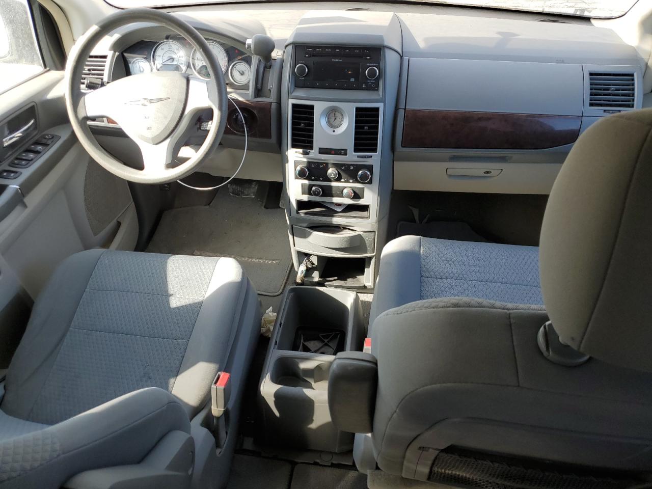 2010 Chrysler Town & Country - Image 8