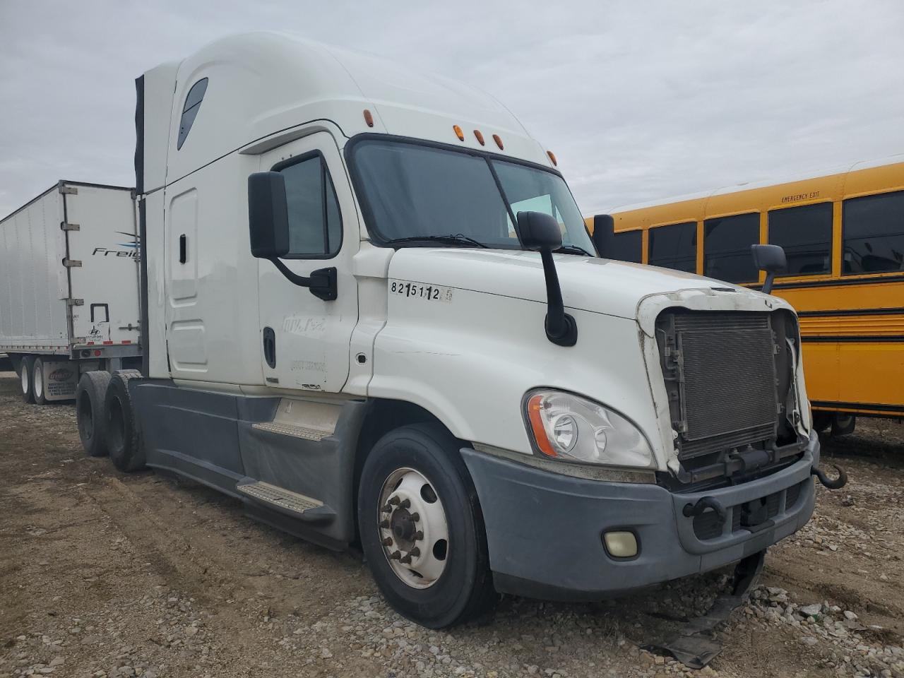 2015 Freightliner Cascadia 125 Semi Truck იყიდება Kansas City-ში, KS - Front End