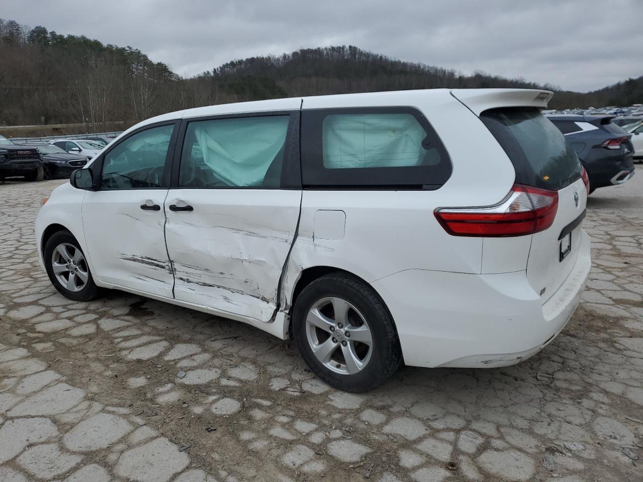2017 Toyota Sienna - Image 2