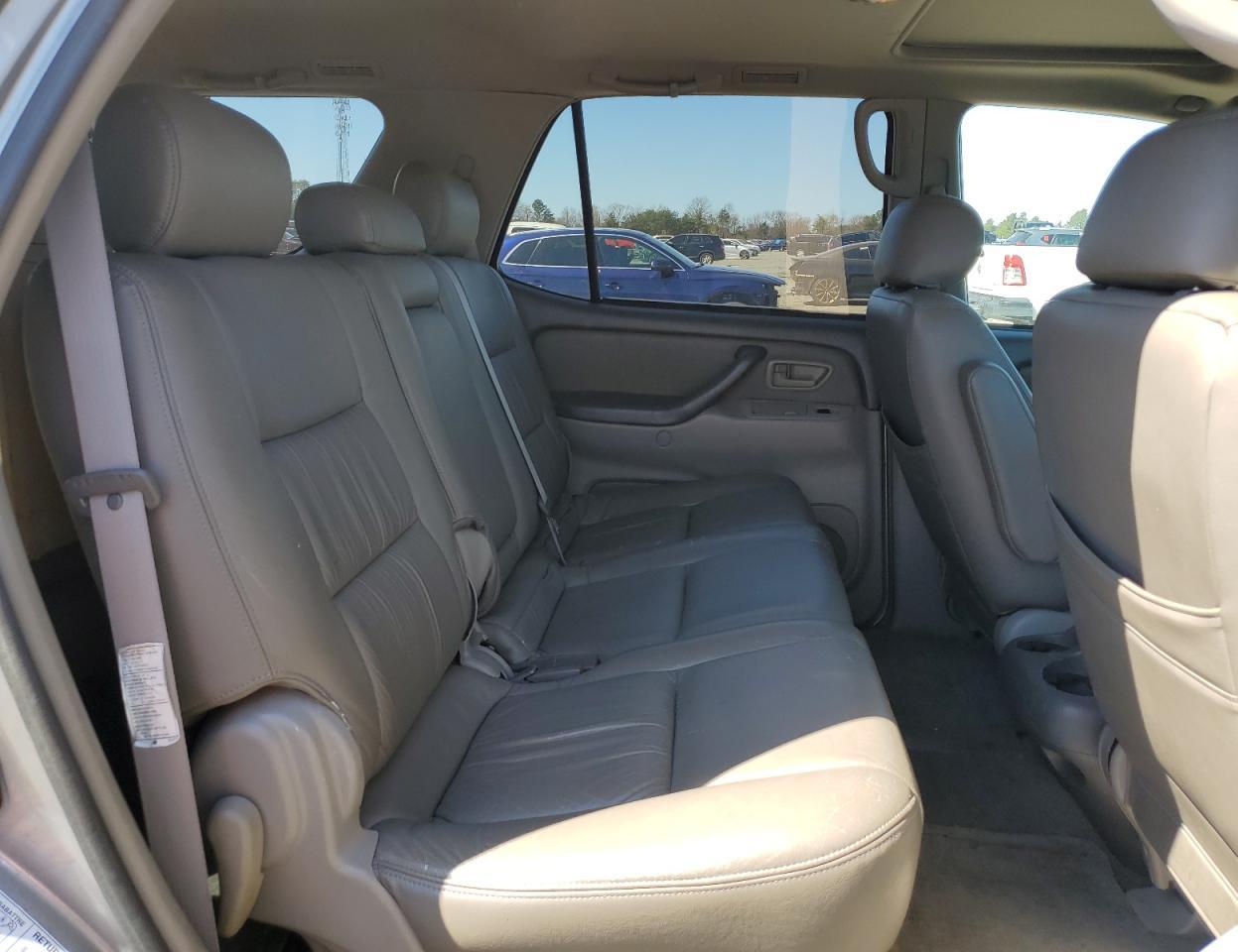 2004 Toyota Sequoia - Image 11