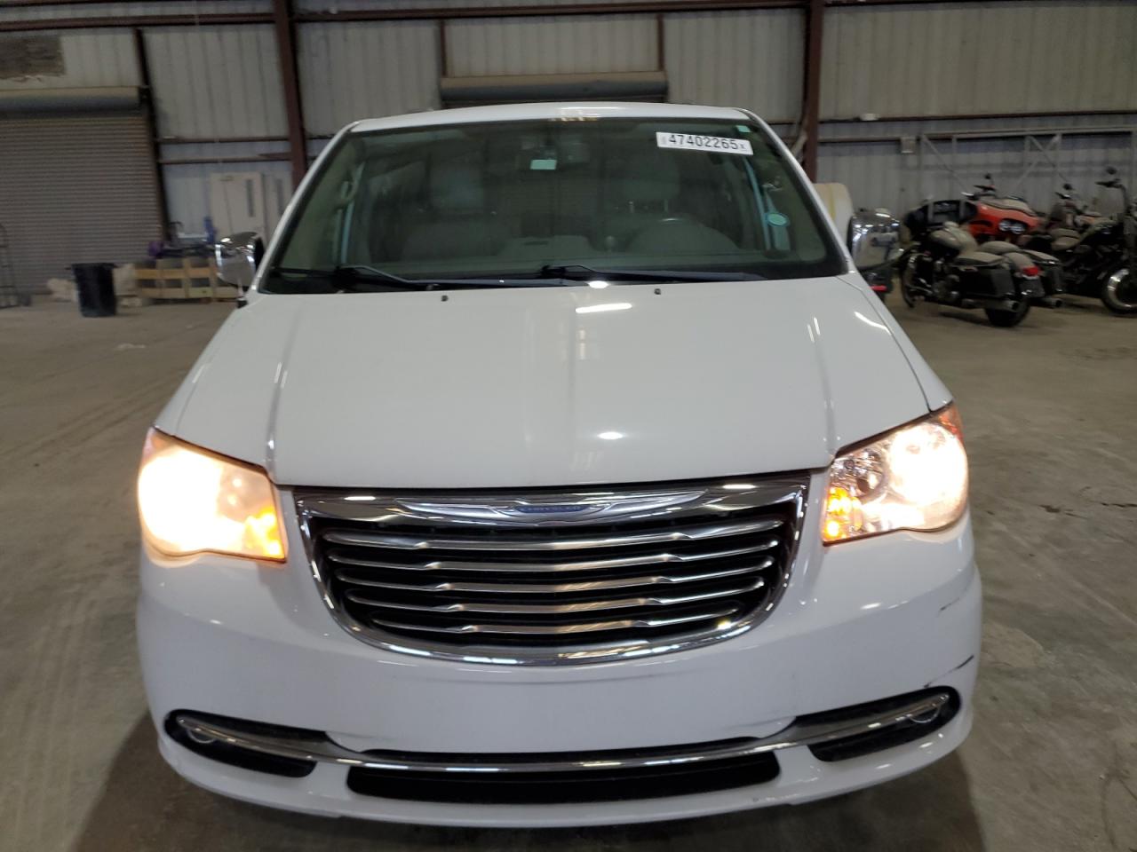 2014 Chrysler Town & Country - Image 5