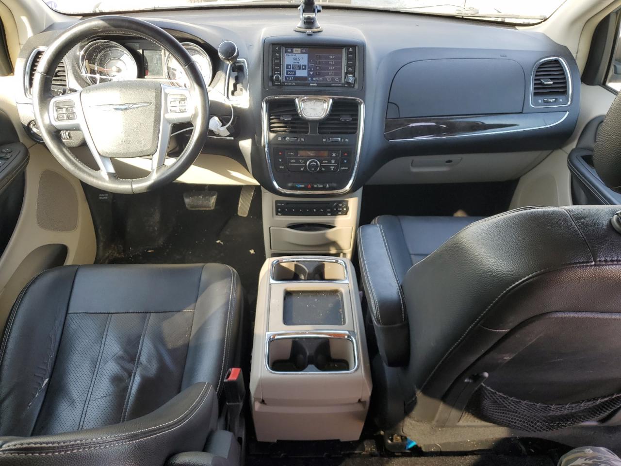 2011 Chrysler Town & Country - Image 8