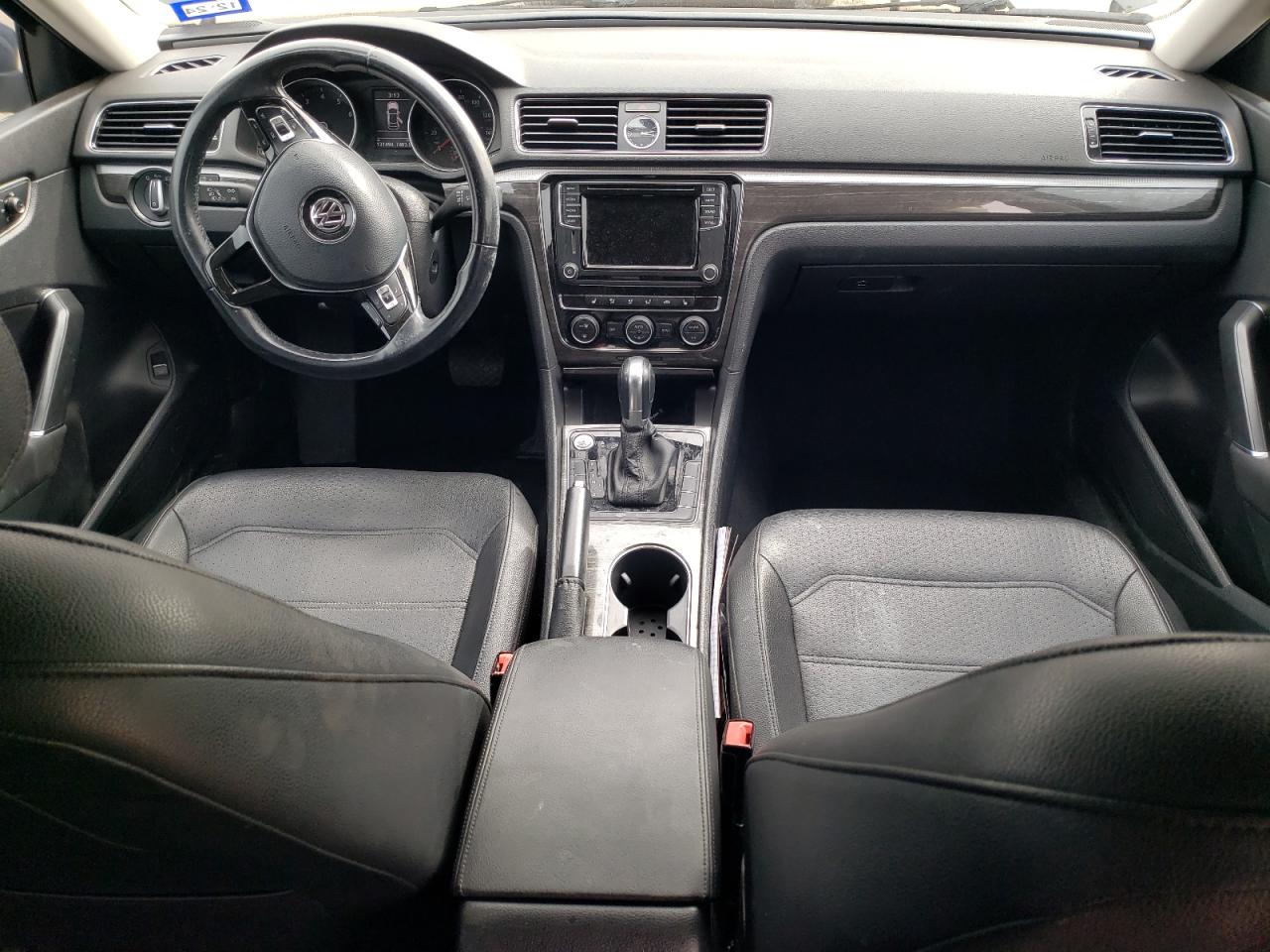 2017 Volkswagen Passat - Image 8