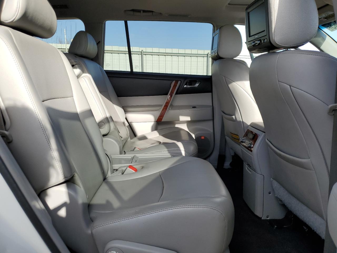 2013 Toyota Highlander - Image 12