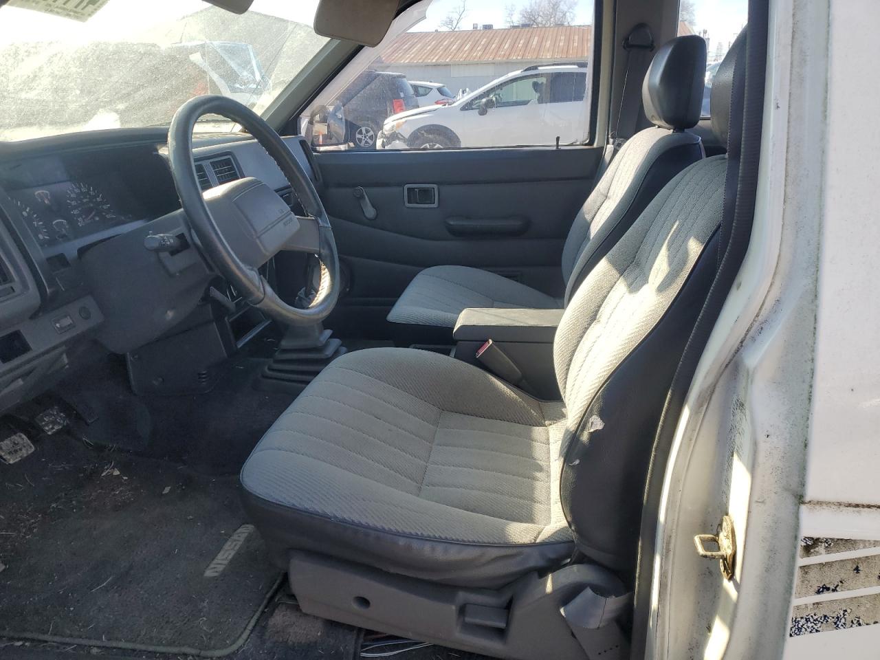 1993 Nissan Titan - Image 7