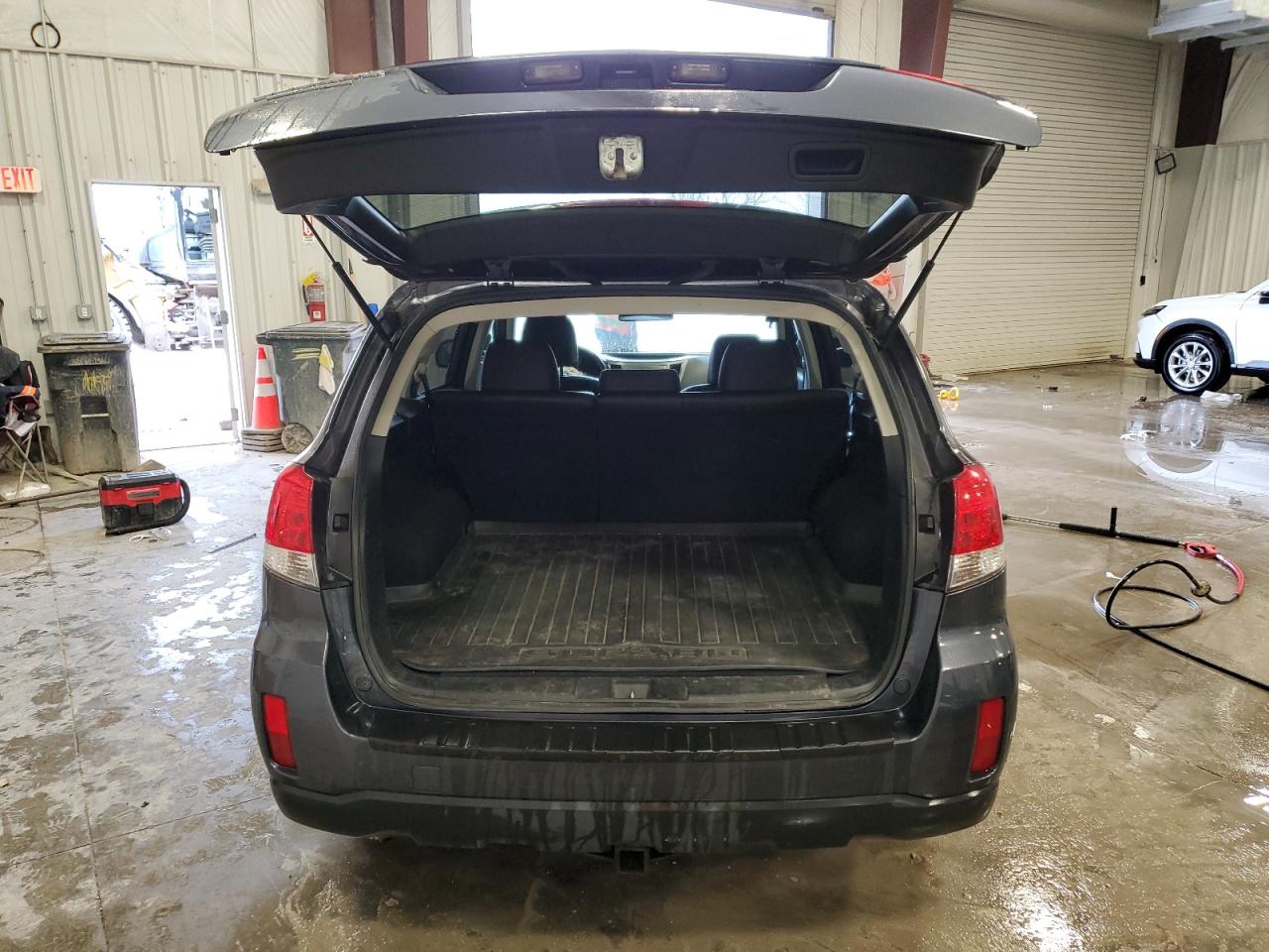 2010 Subaru Outback - Image 6