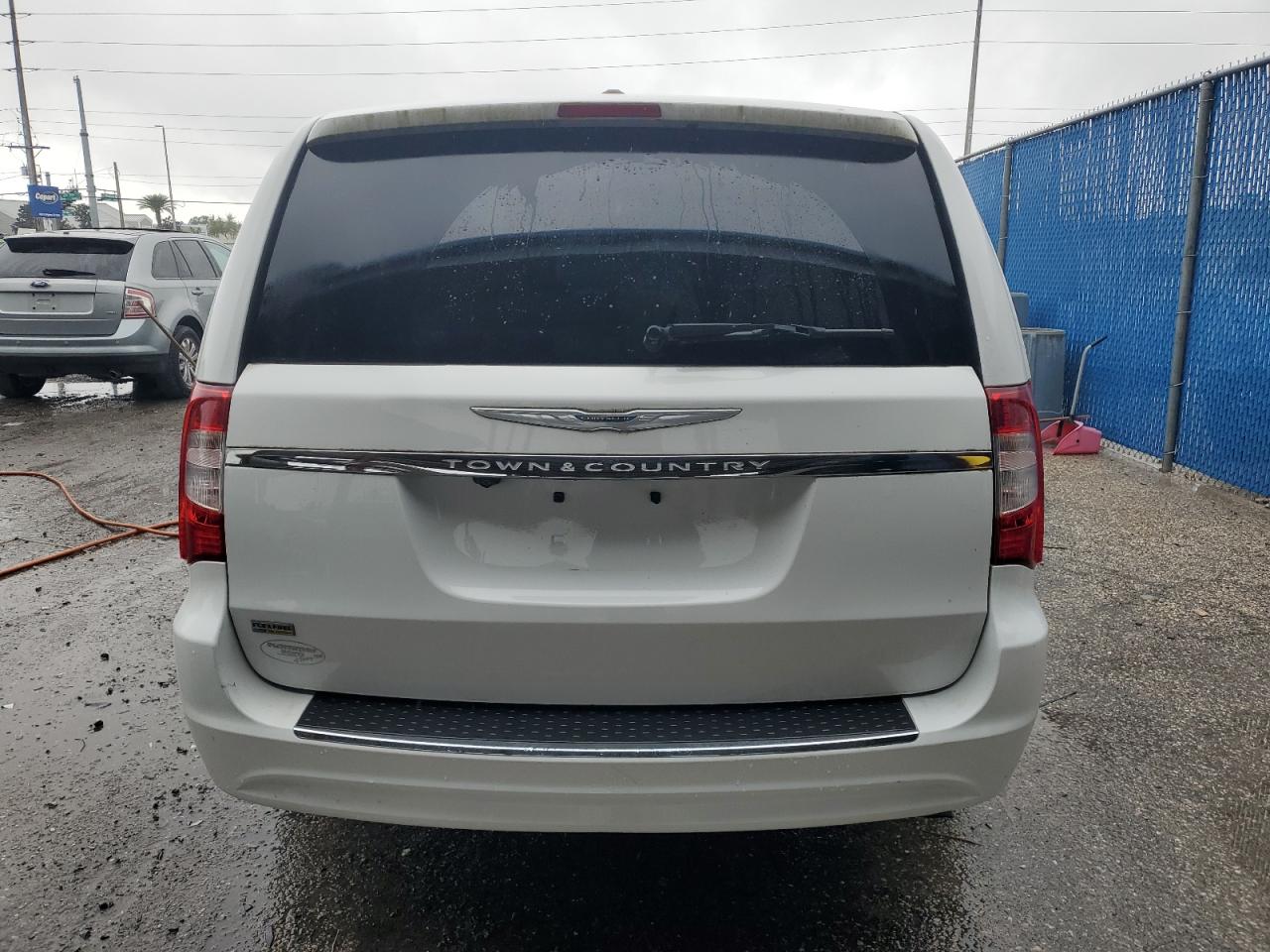 2015 Chrysler Town & Country - Image 6