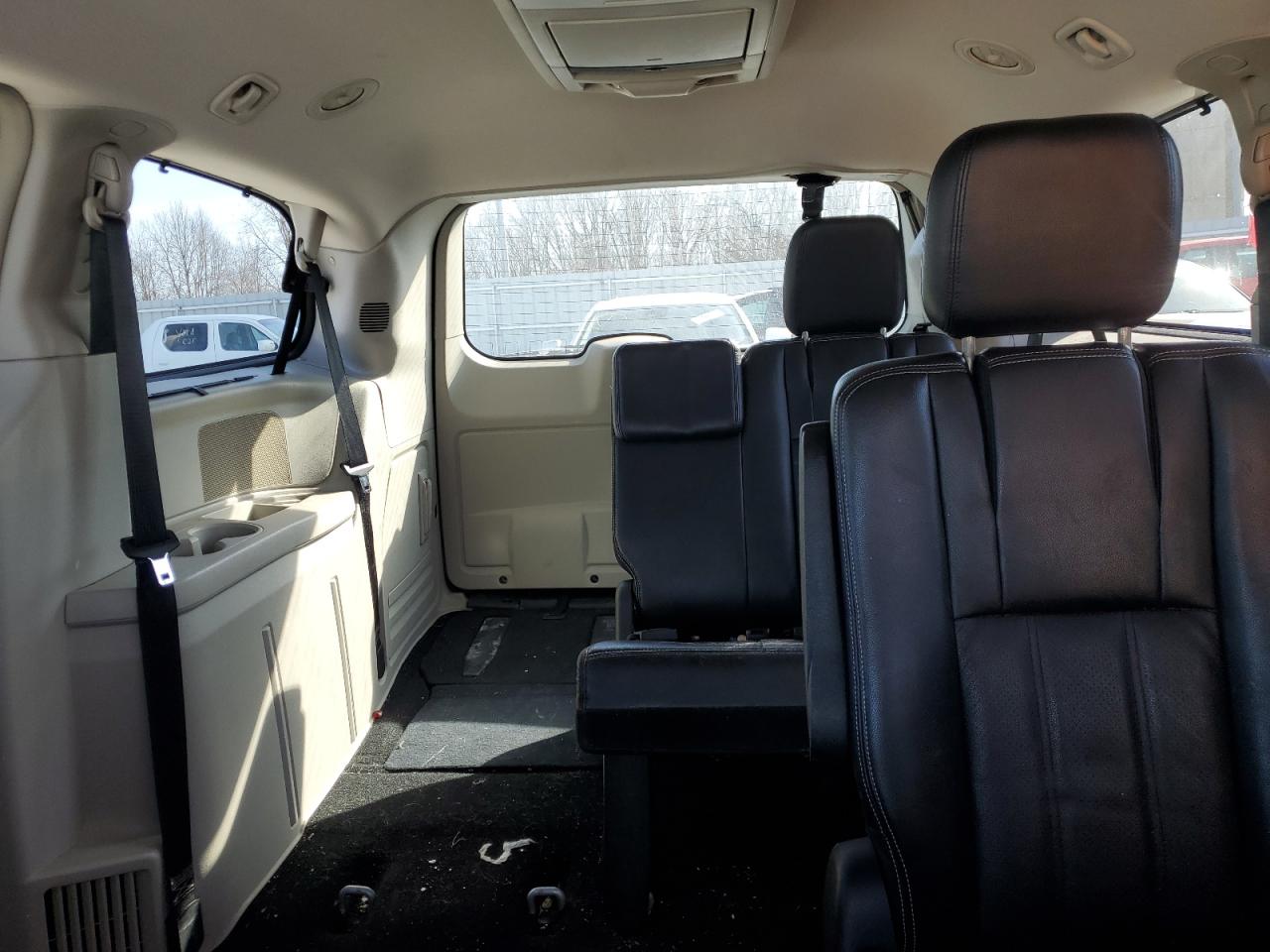 2011 Chrysler Town & Country - Image 10