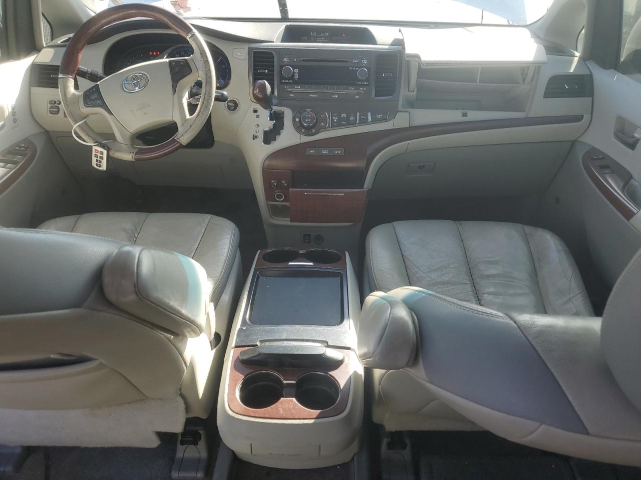 2011 Toyota Sienna - Image 8