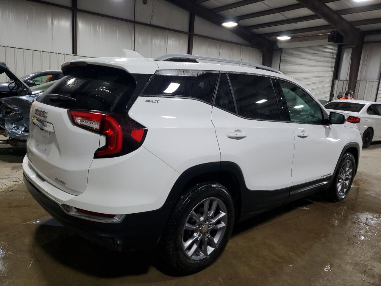 2022 GMC Terrain - Image 3