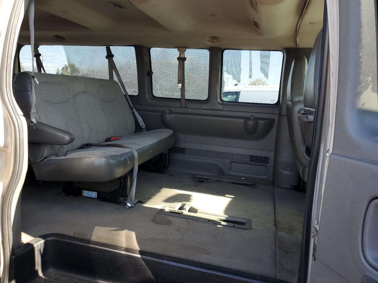 2005 Chevrolet Express - Image 11