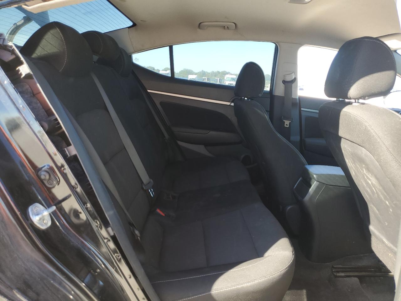 2018 Hyundai Elantra - Image 10