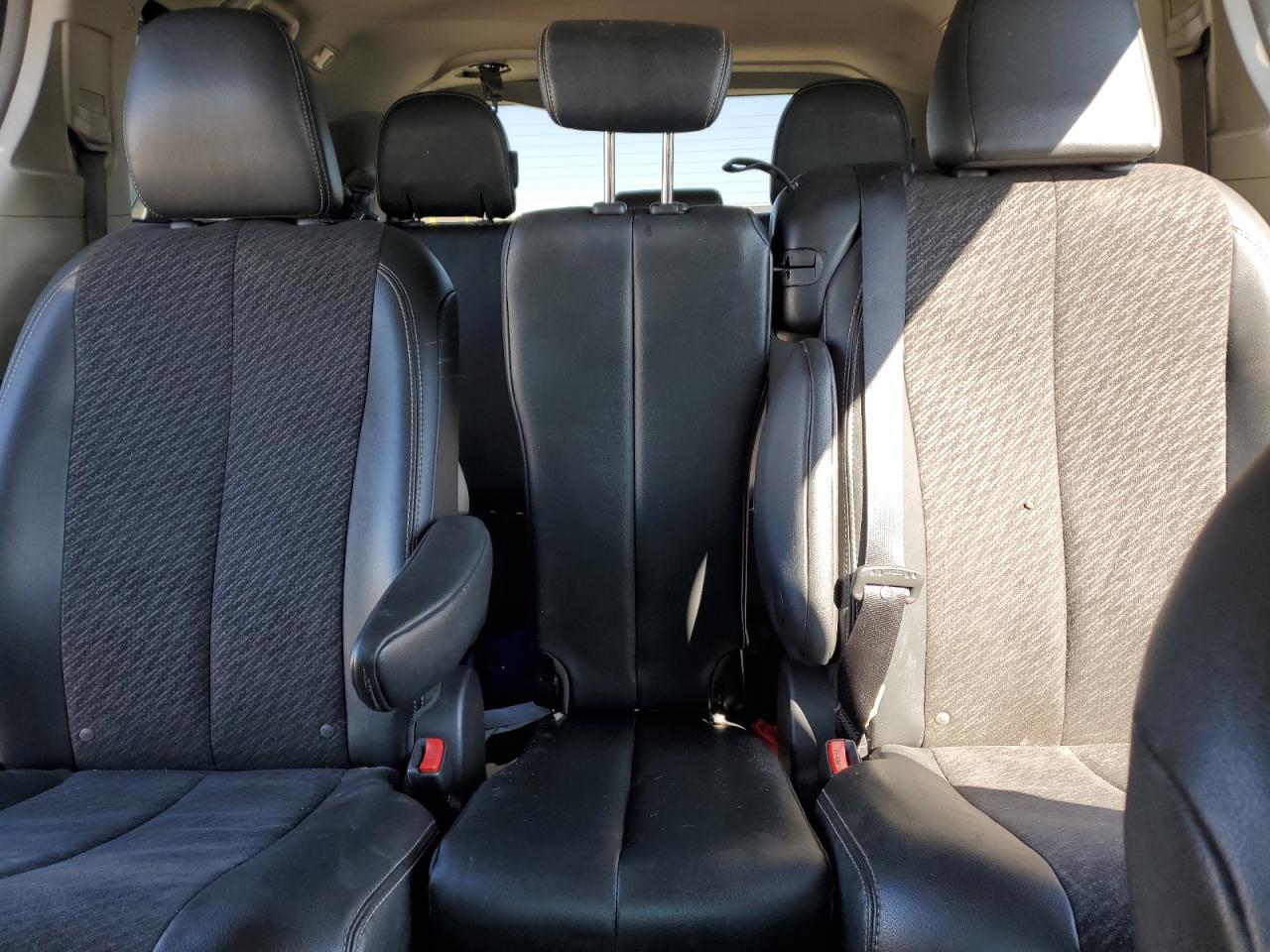 2011 Toyota Sienna - Image 10