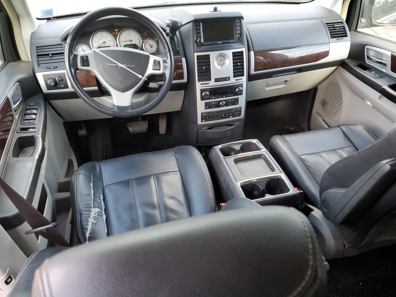 2010 Chrysler Town & Country - Image 8