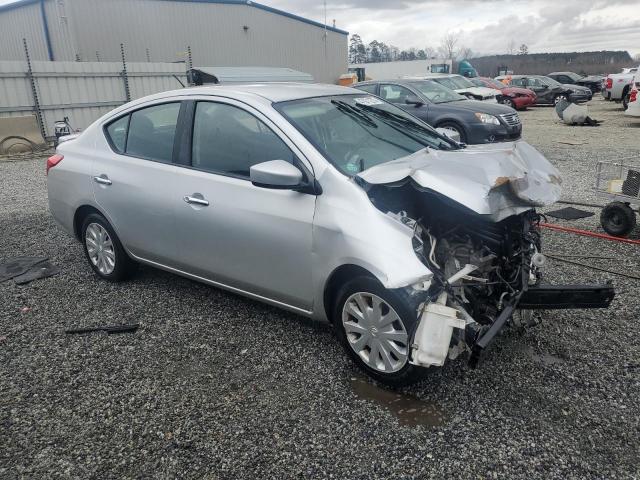  NISSAN VERSA 2017 Srebrny