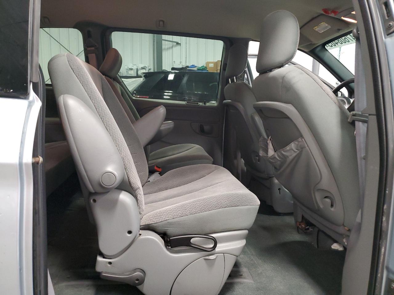 2004 Dodge Caravan - Image 11