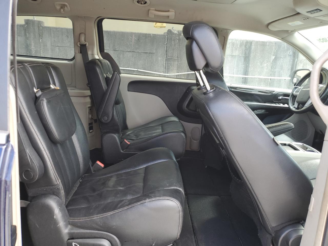 2014 Chrysler Town & Country - Image 12