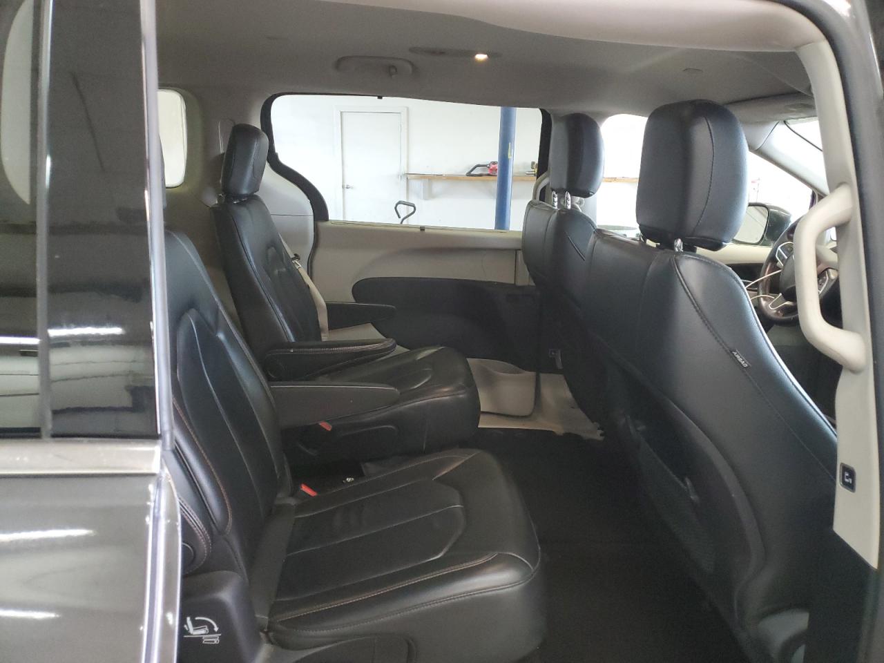 2017 Chrysler Pacifica - Image 11