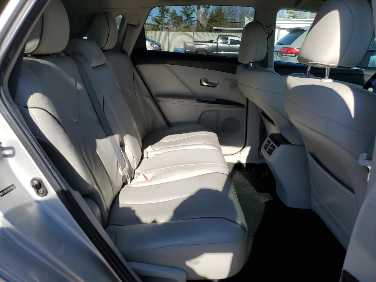 2010 Toyota Venza - Image 12