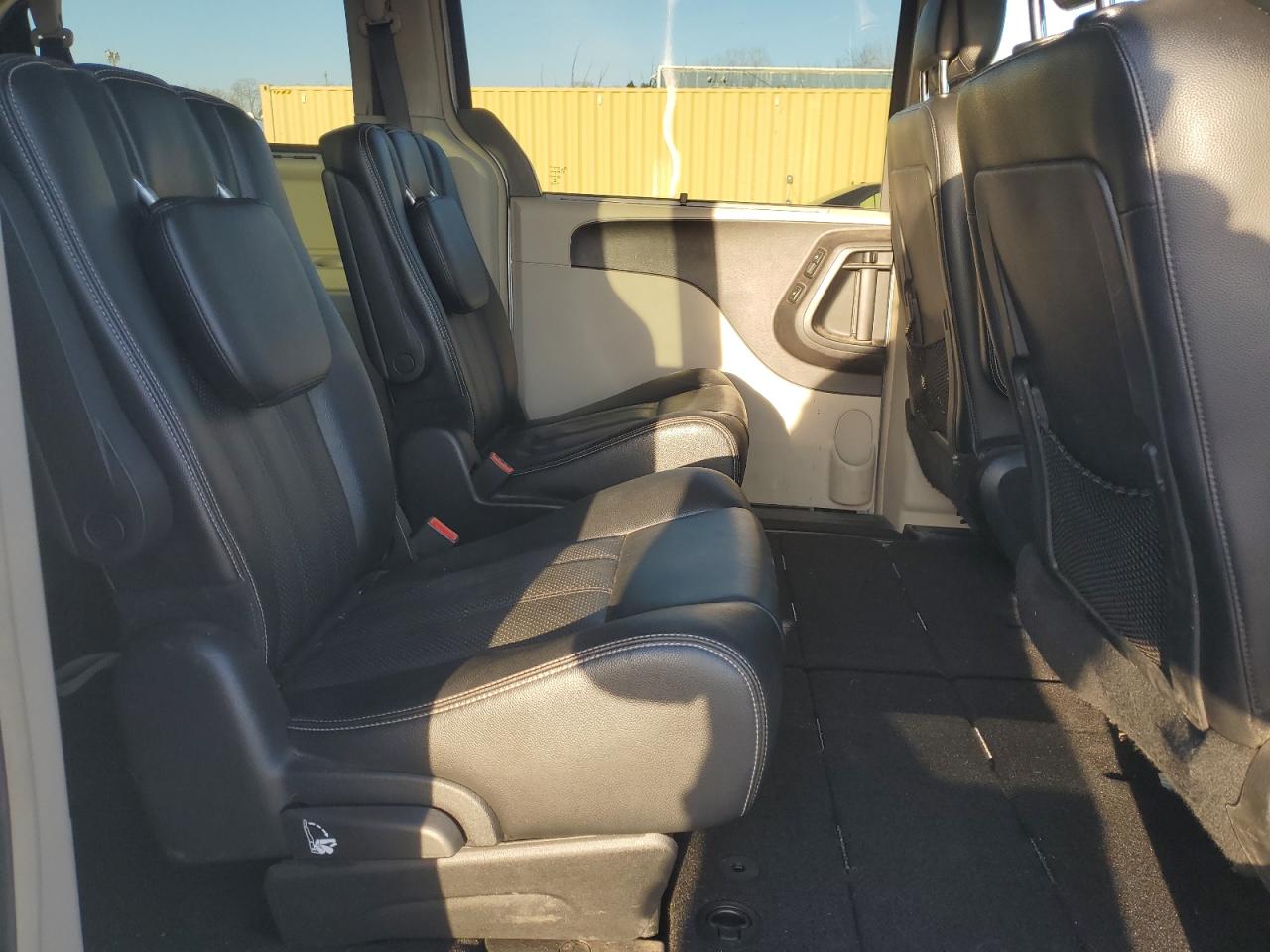 2015 Chrysler Town & Country - Image 11