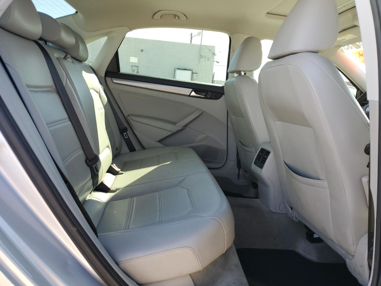 2015 Volkswagen Passat - Image 10