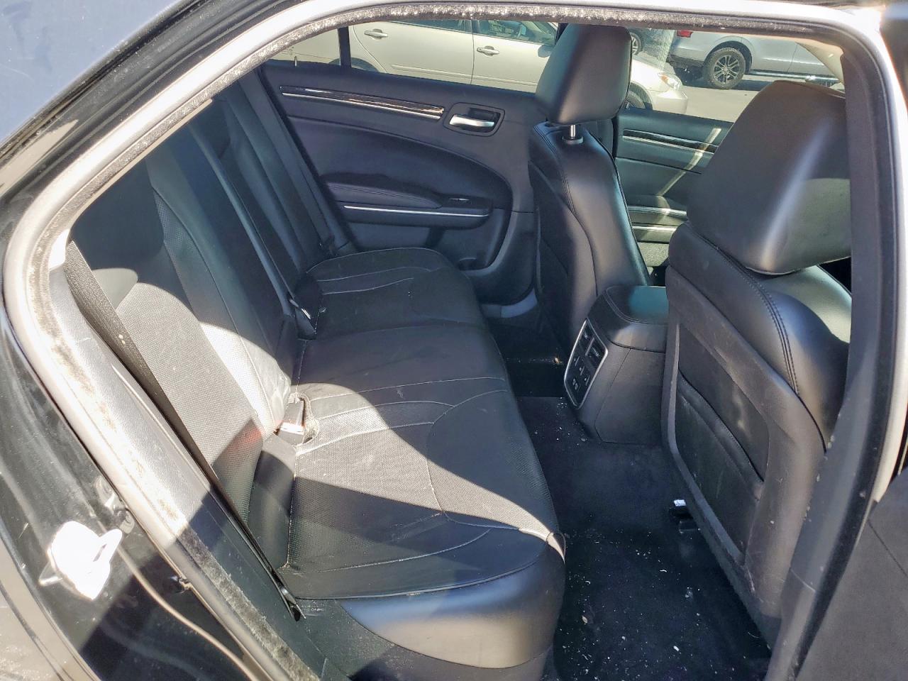 2016 Chrysler 300 - Image 10