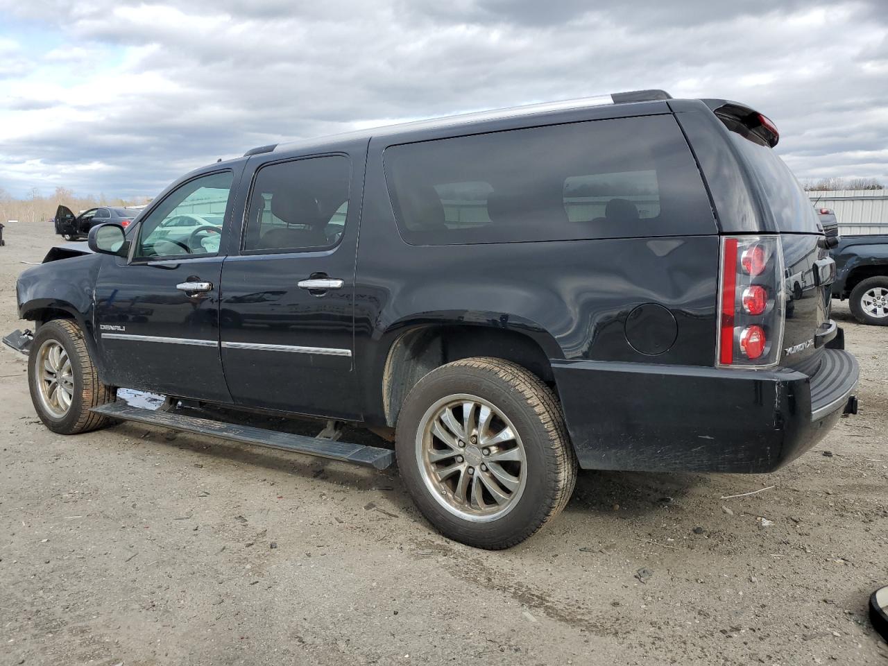 2013 GMC Yukon - Image 2