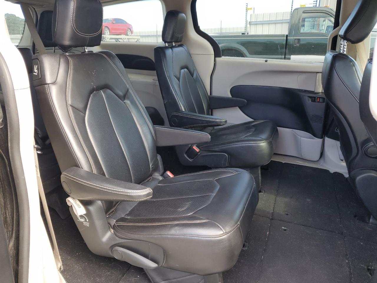 2020 Chrysler Voyager - Image 11
