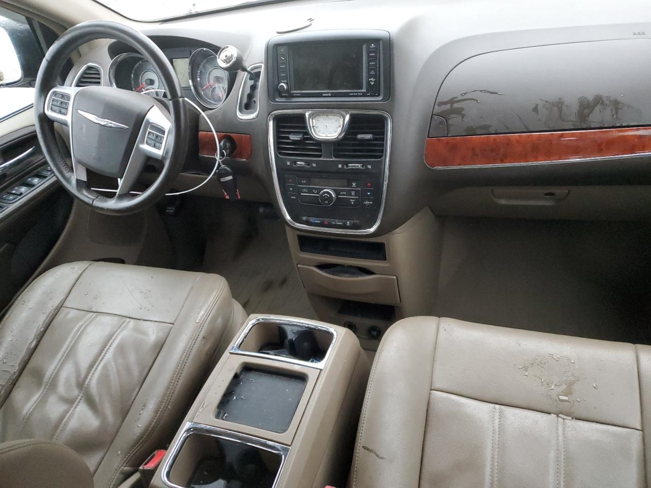2013 Chrysler Town & Country - Image 8