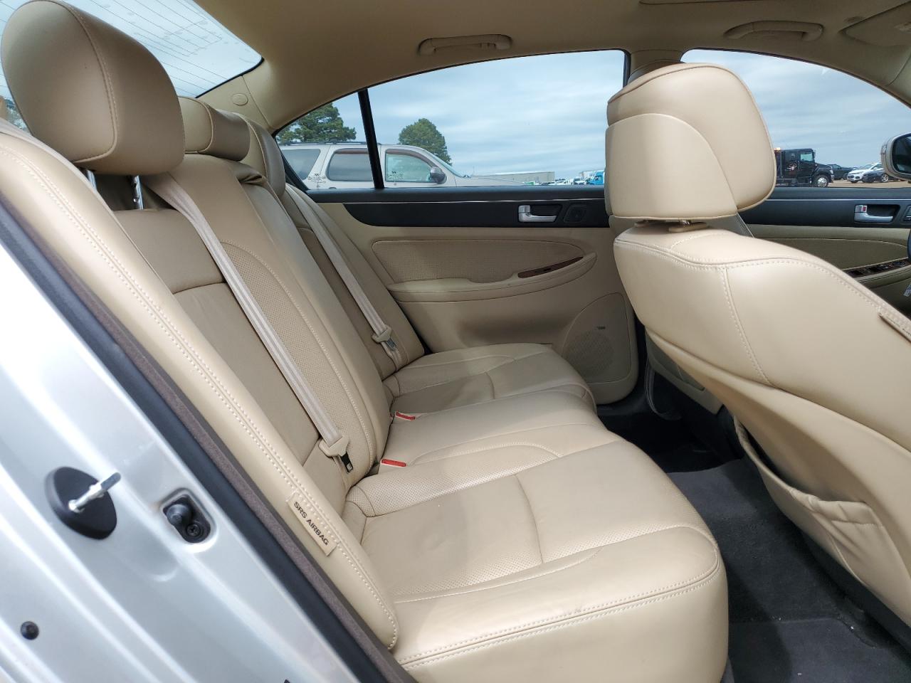 2013 Hyundai Genesis - Image 10