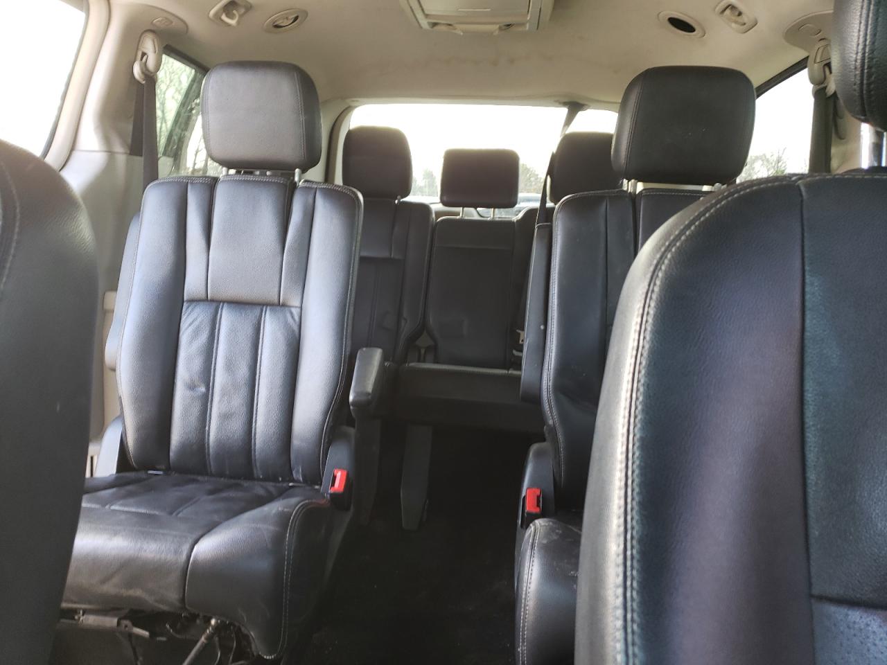 2012 Chrysler Town & Country - Image 10